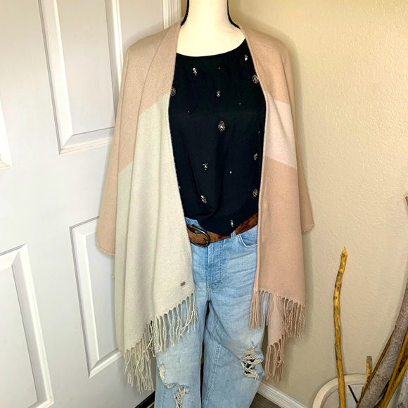 SOIA & KYO | Shawl Poncho - Picture 2 of 4